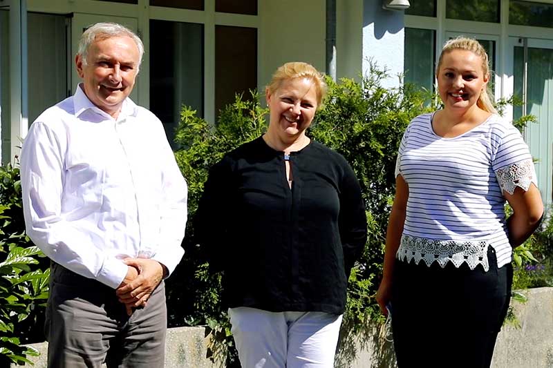 Gruppenfoto mit zwei Mitarbeiterinnen und Borislav Karac
